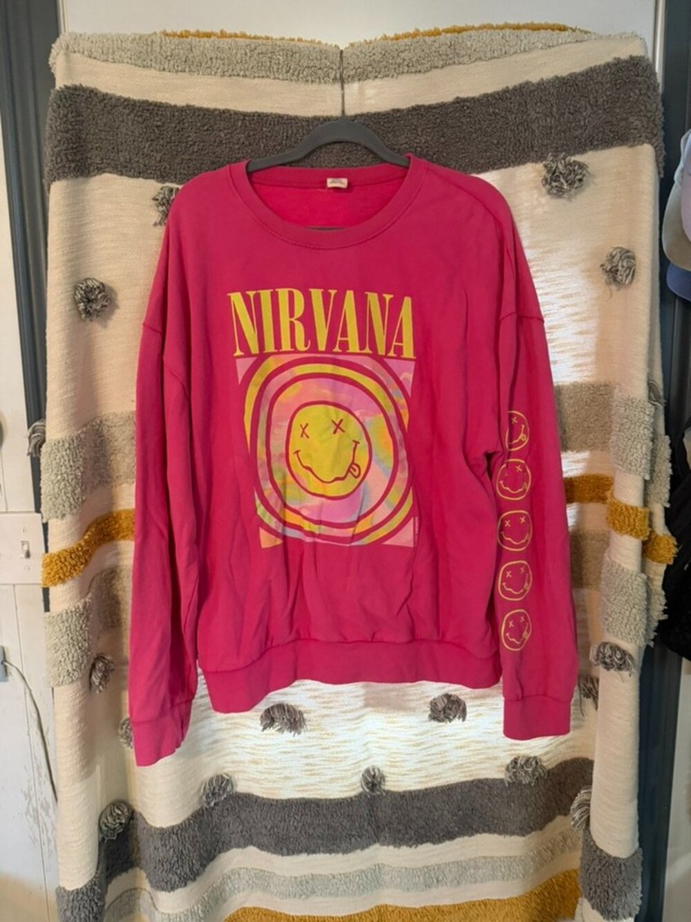 Urban Outfitters Nirvana Hot Pink Smiley Crewneck Sweatshirt Sleeve Graphic S M - Picture 2 of 7